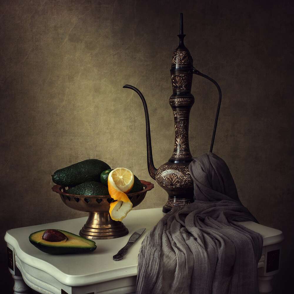 картина-постер Східний натюрморт: глечик біля вази з авокадо та лимоном
