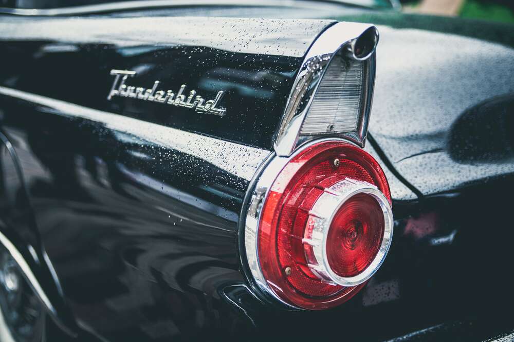 картина-постер Задня фара люксового автомобіля Ford Thunderbird