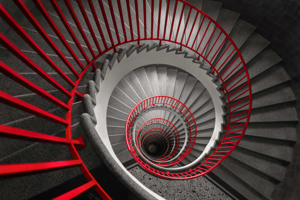 картина-постер Красные перила ярким акцентом обрамляют серую лестницу