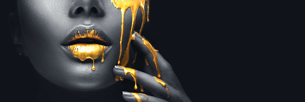 картина-постер Сияющее золото соблазнительно стекает по женскому лицу и губам