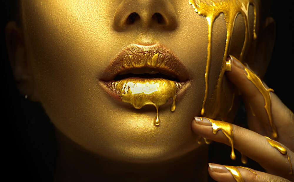 картина-постер Капли золота на лице подчеркивают сияющий тон лица
