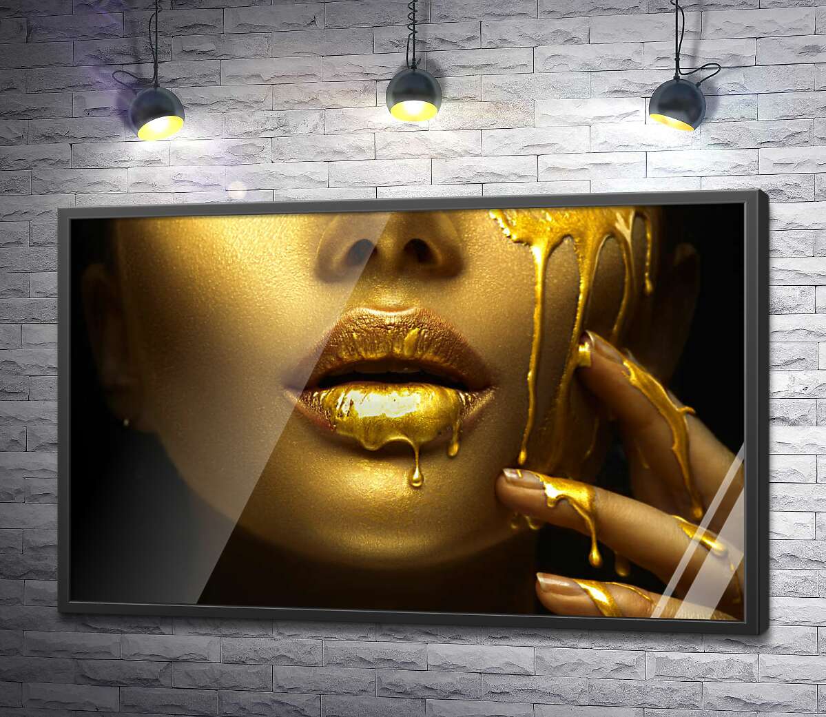 постер Капли золота на лице подчеркивают сияющий тон лица