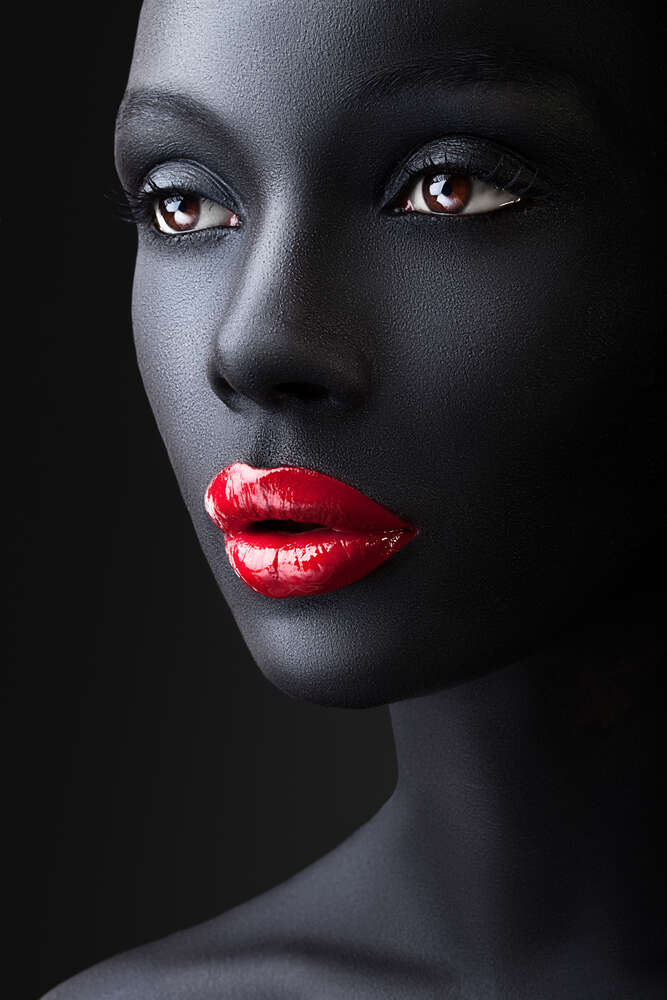 картина-постер Глянцевый блеск красных губ на угольно-черной коже девушки