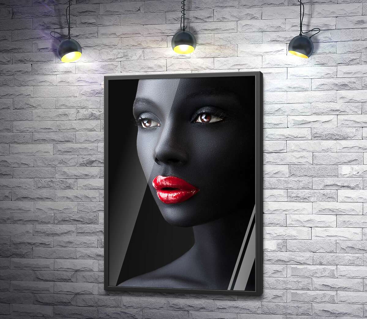 постер Глянцевий блиск червоних губ на вугільно-чорній шкірі дівчини