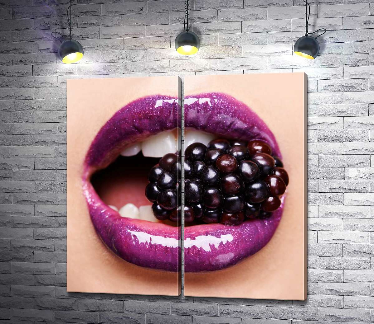 модульная картина Сочная ягода ежевики между сияющими пурпурными губами