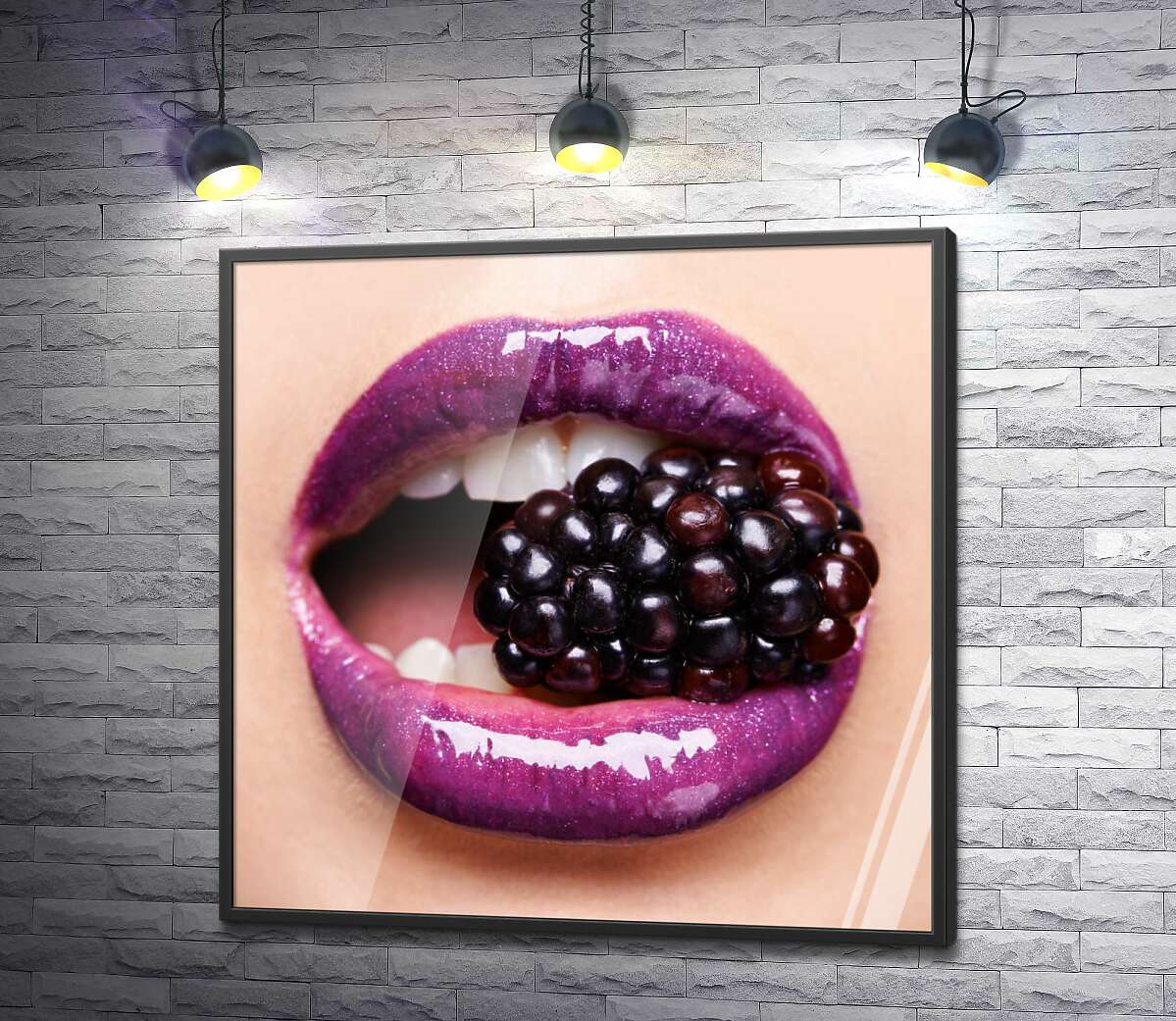 постер Соковита ягода ожини між сяючих пурпурових губ
