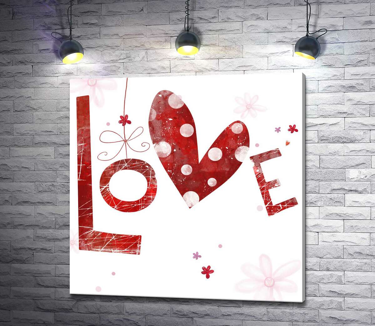 картина Плямисте сердечко прикрашає напис "love"