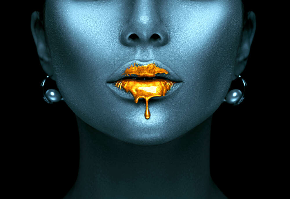 картина-постер Контраст золотих губ на блакитному сріблі обличчя