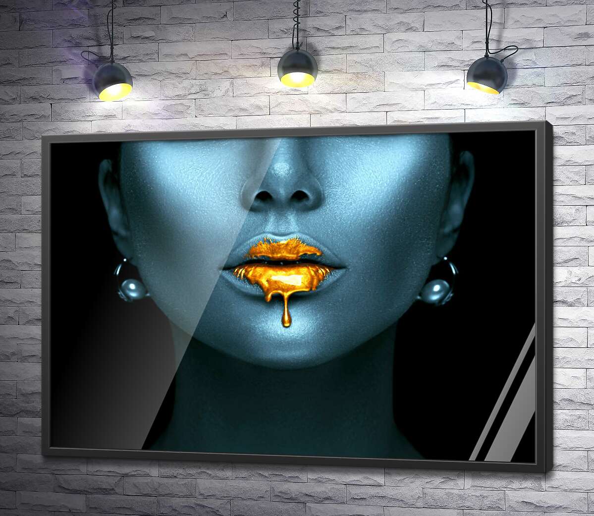 постер Контраст золотых губ на голубом серебре лица