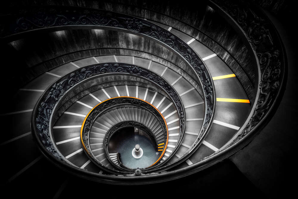 картина-постер Серая спираль лестницы с ажурными перилами