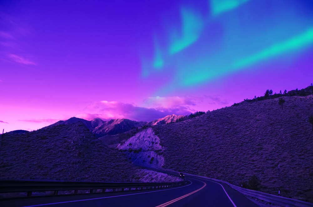 картина-постер Пурпур неба розмальовує дорогу між схилами
