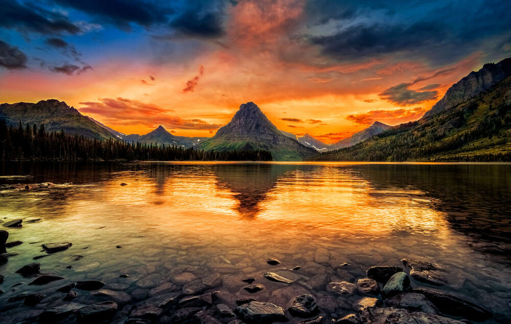 картина-постер Оранжевое небо отражается в прозрачной воде горного озера