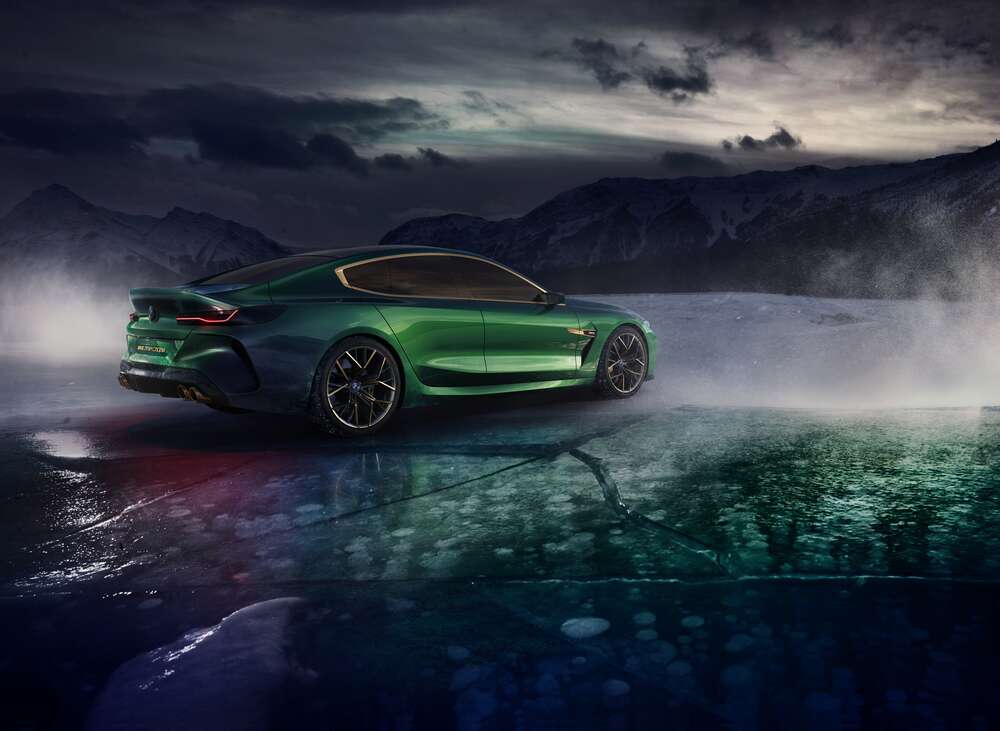картина-постер Зеленый автомобиль BMW M8 Gran Coupe дрифтует по темному льду озера