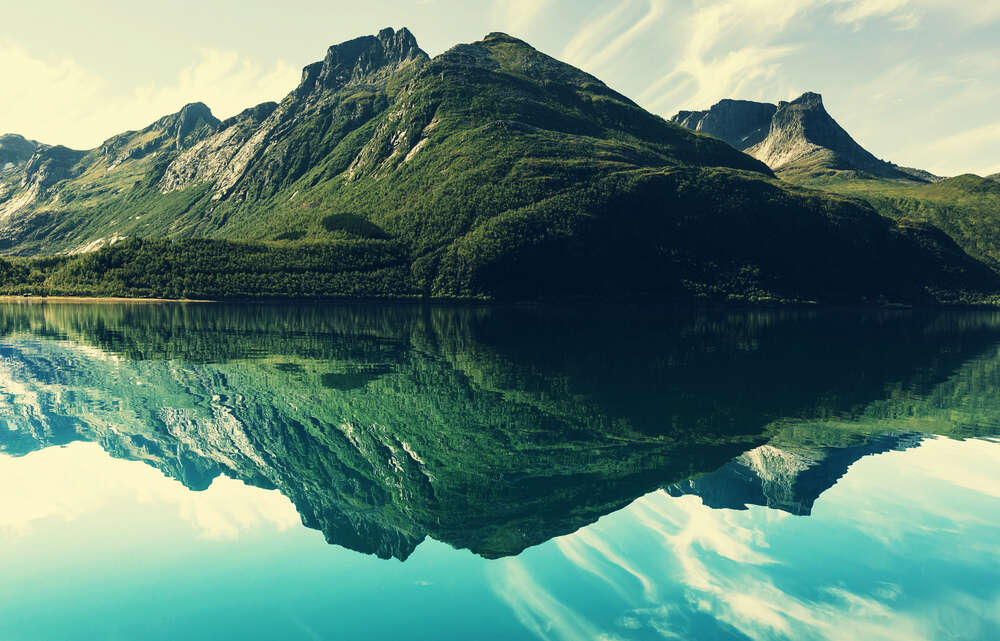 картина-постер Оксамитові пагорби відбиваються у прозорих водах озера