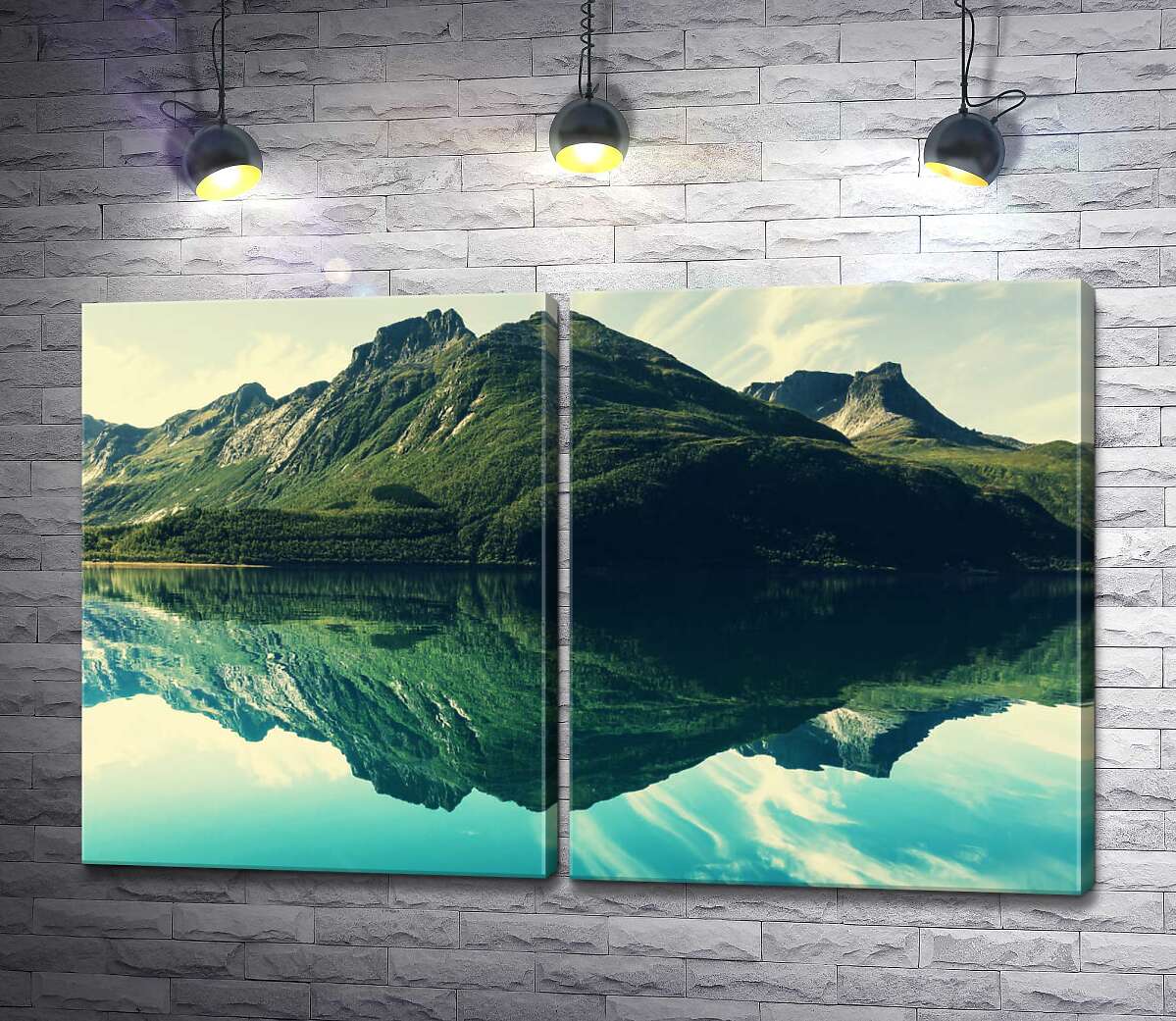 модульна картина Оксамитові пагорби відбиваються у прозорих водах озера