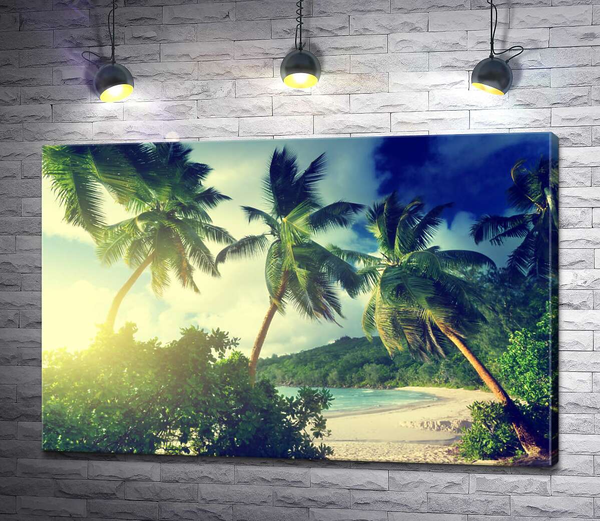 картина Солнечный пляж скрылся за зелеными кустами и пальмами