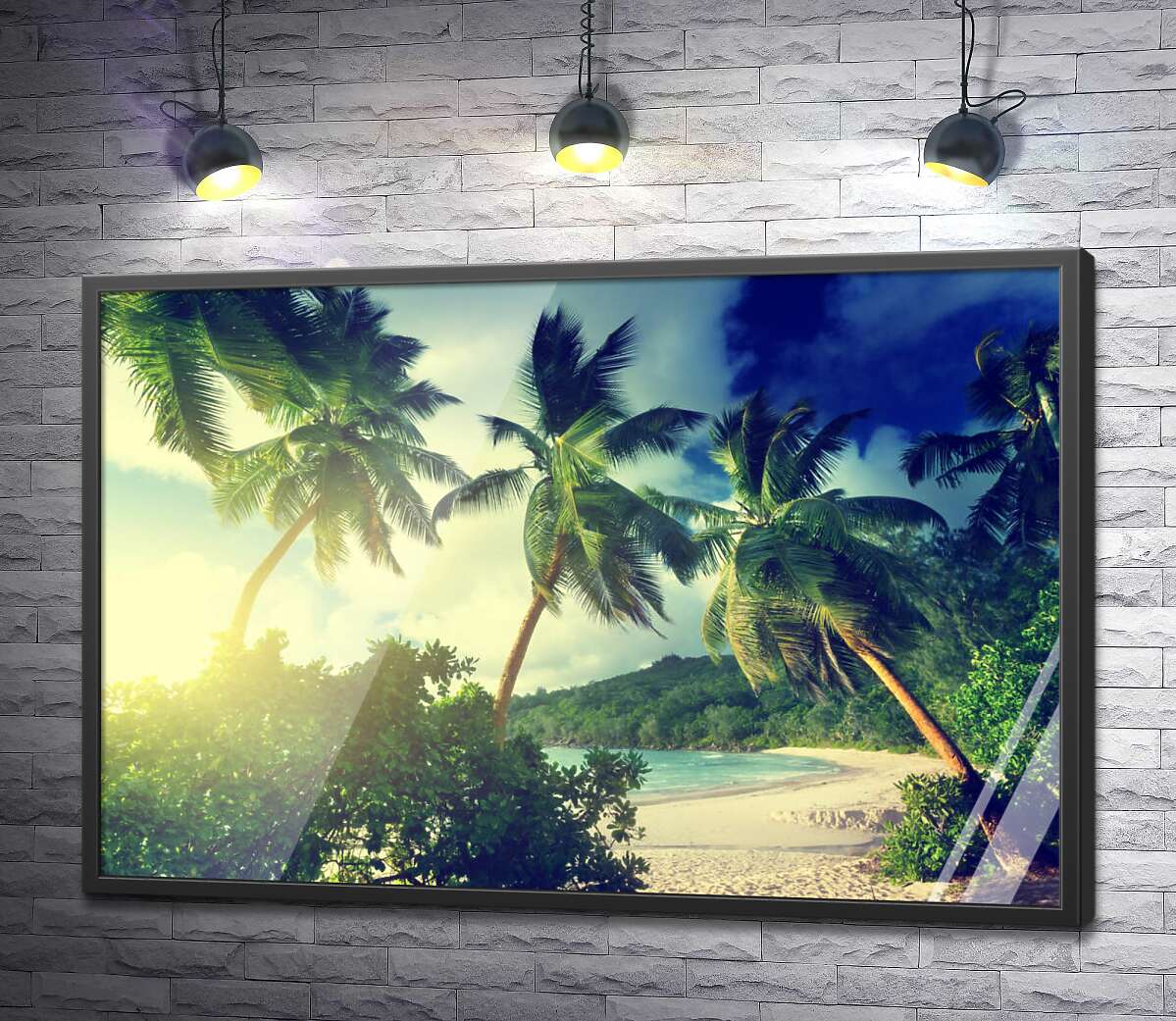 постер Солнечный пляж скрылся за зелеными кустами и пальмами