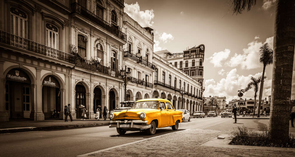 картина-постер Желтый ретро-автомобиль Ford Customline на улице старого города