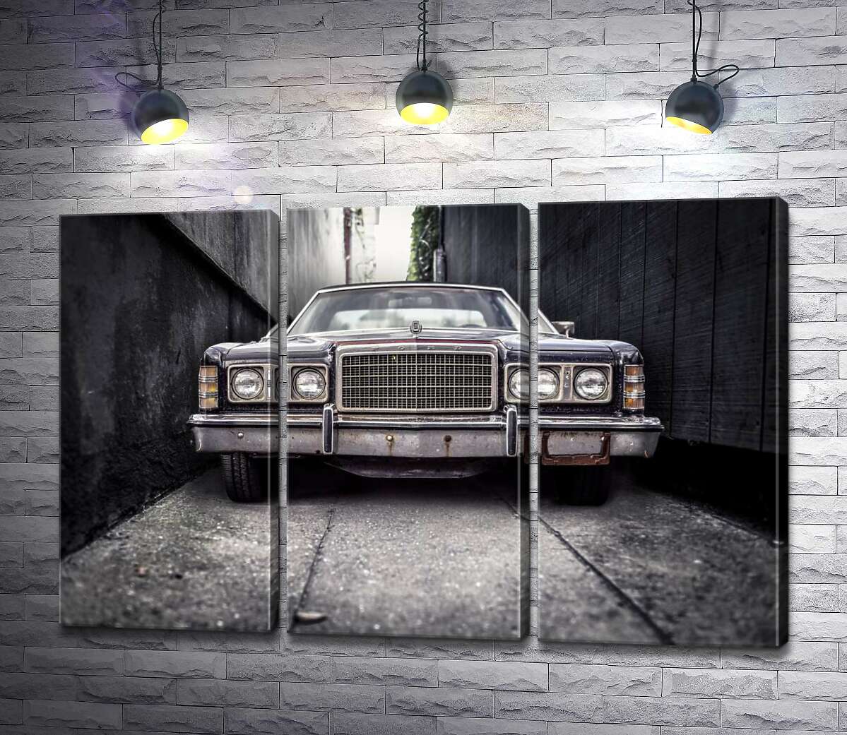 модульная картина Старый автомобиль Ford LTD стоит в узком переулке (Модуль №2)