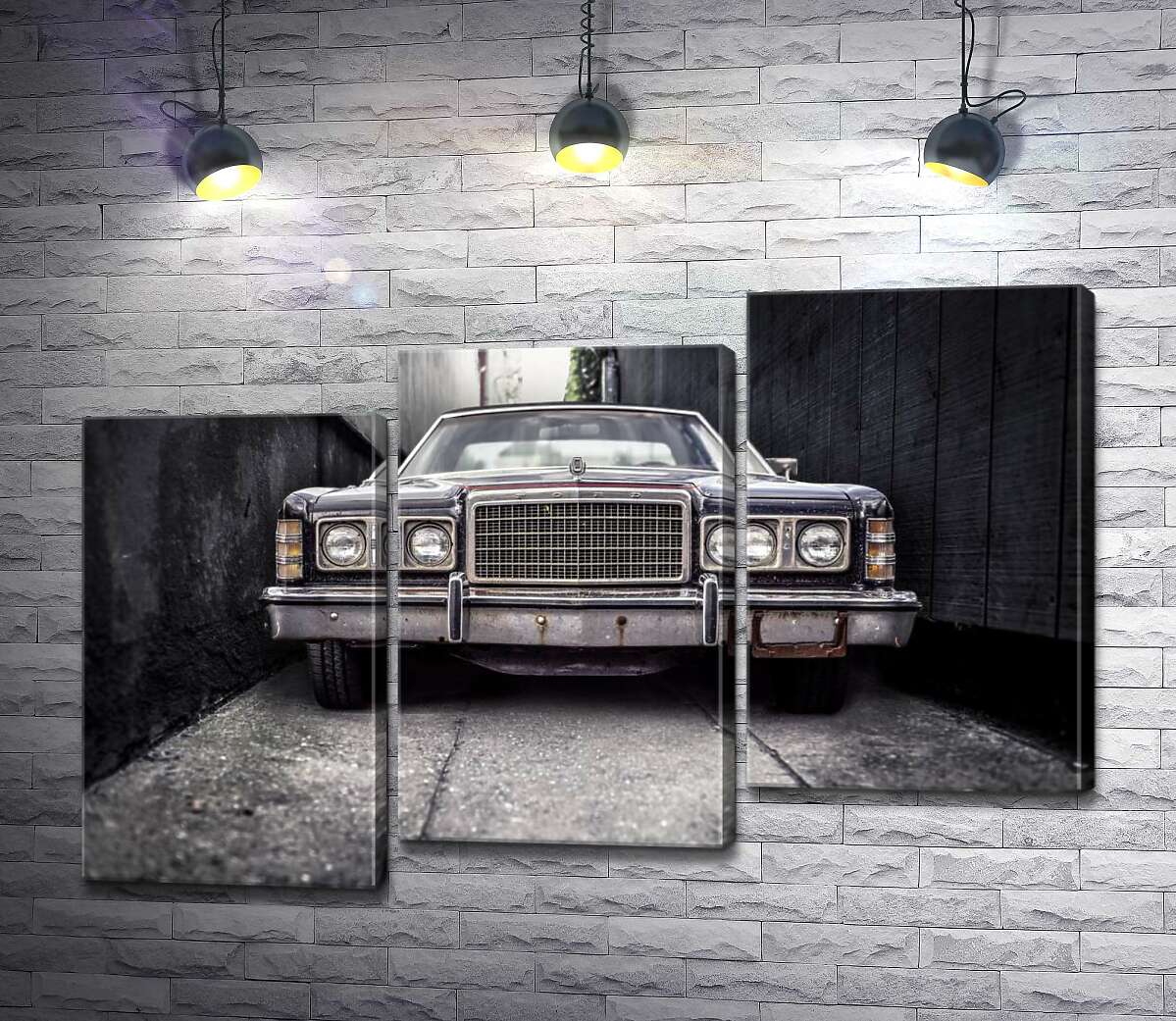 модульна картина Старий автомобіль Ford LTD стоїть у вузькому провулку (Модуль №14)