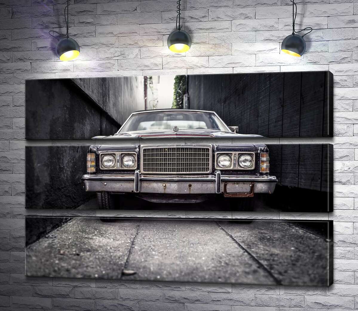модульна картина Старий автомобіль Ford LTD стоїть у вузькому провулку (Модуль №15)