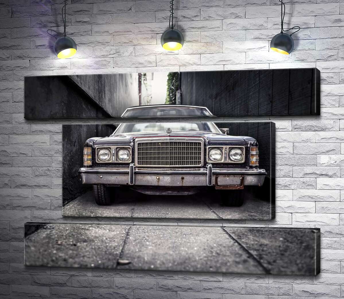 модульная картина Старый автомобиль Ford LTD стоит в узком переулке (Модуль №18)
