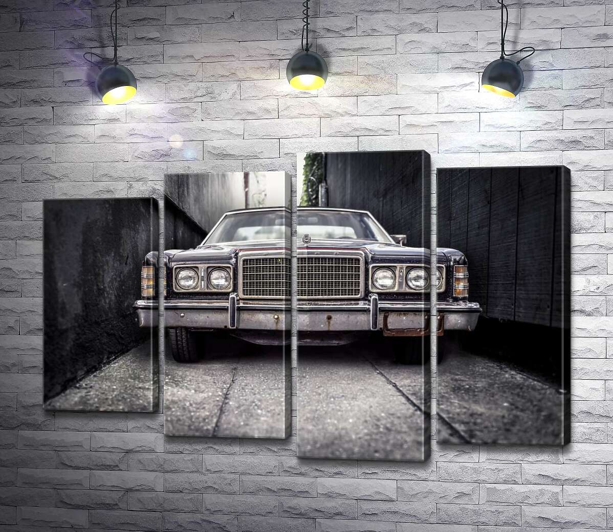 модульная картина Старый автомобиль Ford LTD стоит в узком переулке (Модуль №3)
