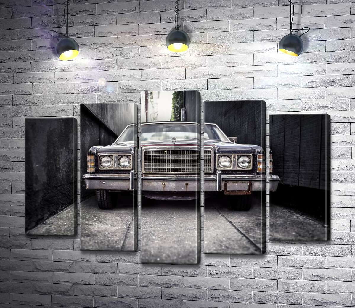 модульная картина Старый автомобиль Ford LTD стоит в узком переулке (Модуль №4)