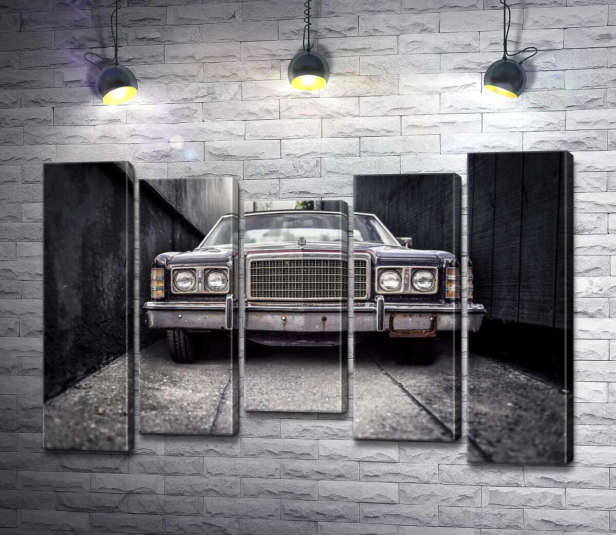 модульна картина Старий автомобіль Ford LTD стоїть у вузькому провулку (Модуль №27)