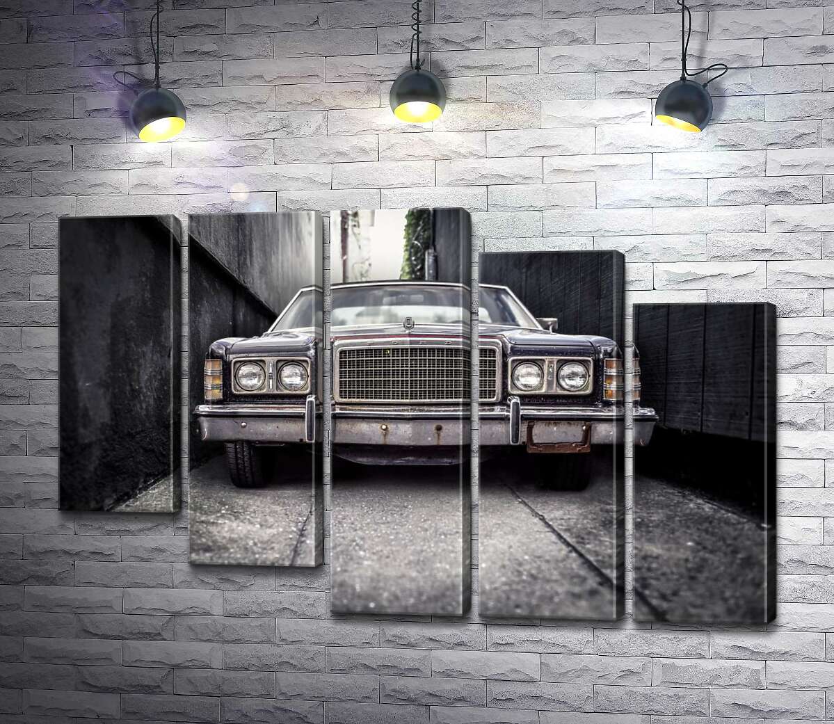 модульна картина Старий автомобіль Ford LTD стоїть у вузькому провулку (Модуль №28)