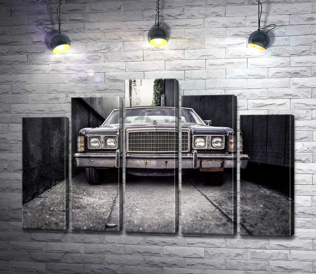 модульная картина Старый автомобиль Ford LTD стоит в узком переулке (Модуль №29)