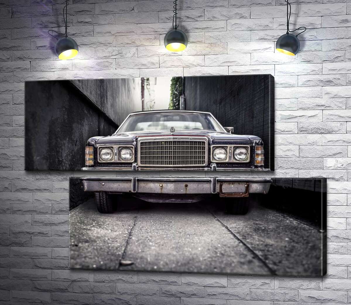 модульна картина Старий автомобіль Ford LTD стоїть у вузькому провулку (Модуль №8)