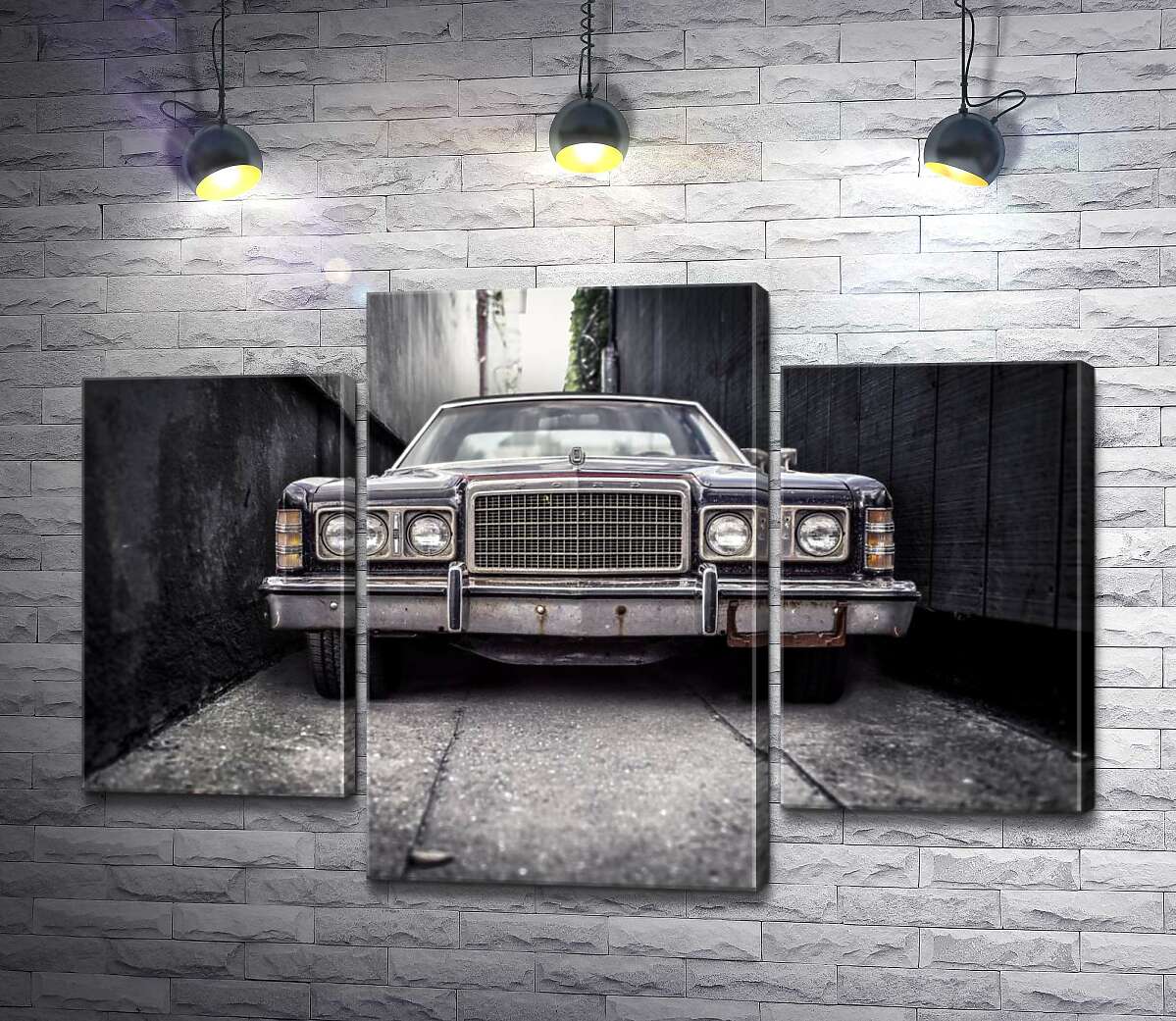 модульна картина Старий автомобіль Ford LTD стоїть у вузькому провулку (Модуль №10)