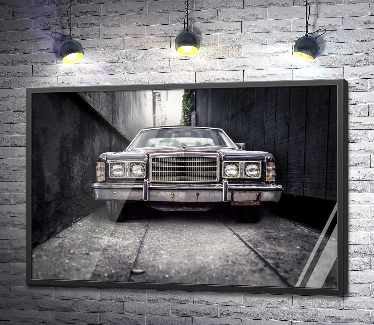 постер Старый автомобиль Ford LTD стоит в узком переулке