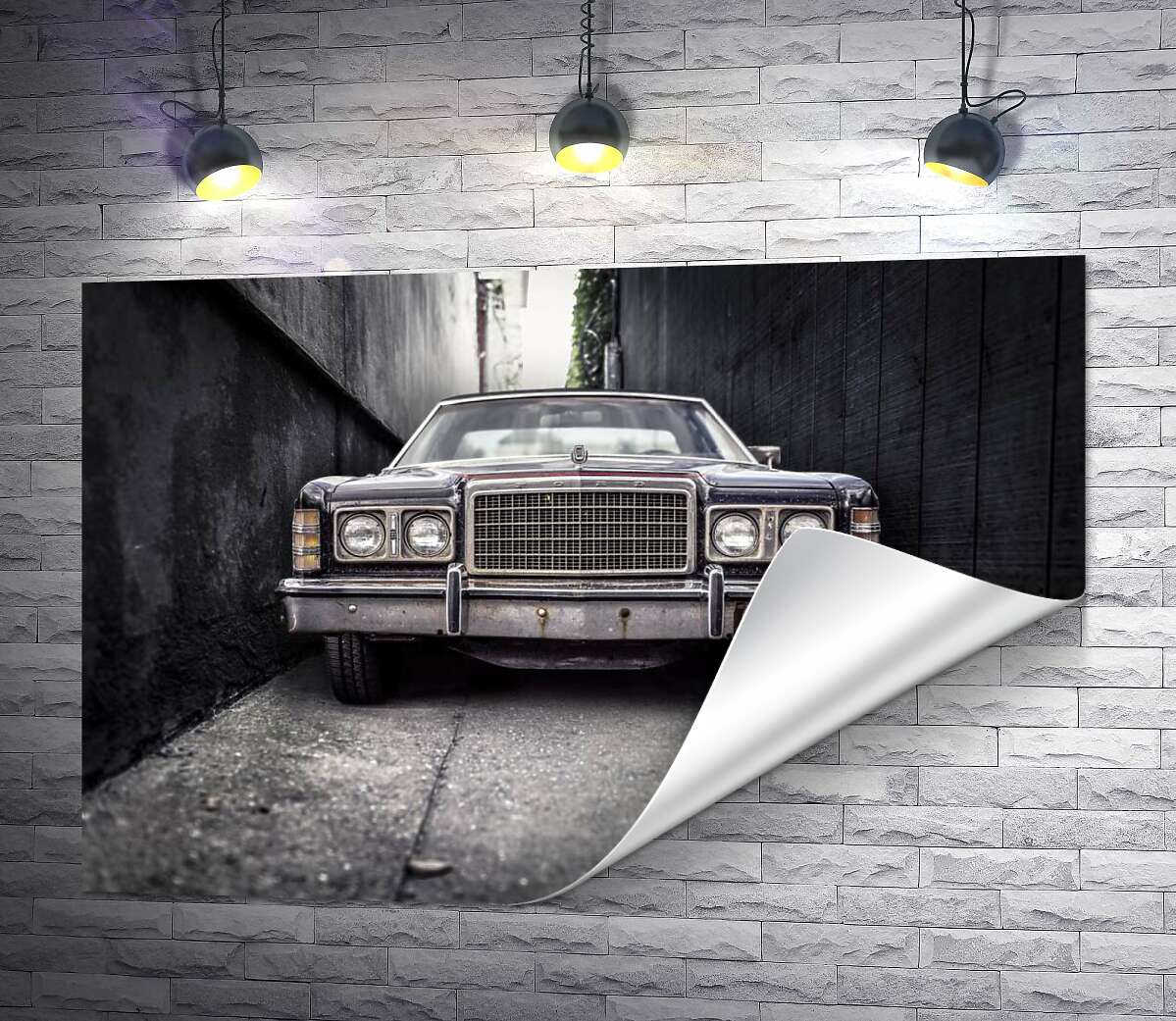 друк Старий автомобіль Ford LTD стоїть у вузькому провулку