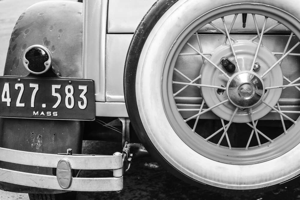 картина-постер Запасное колесо на кузове ретро автомобиля