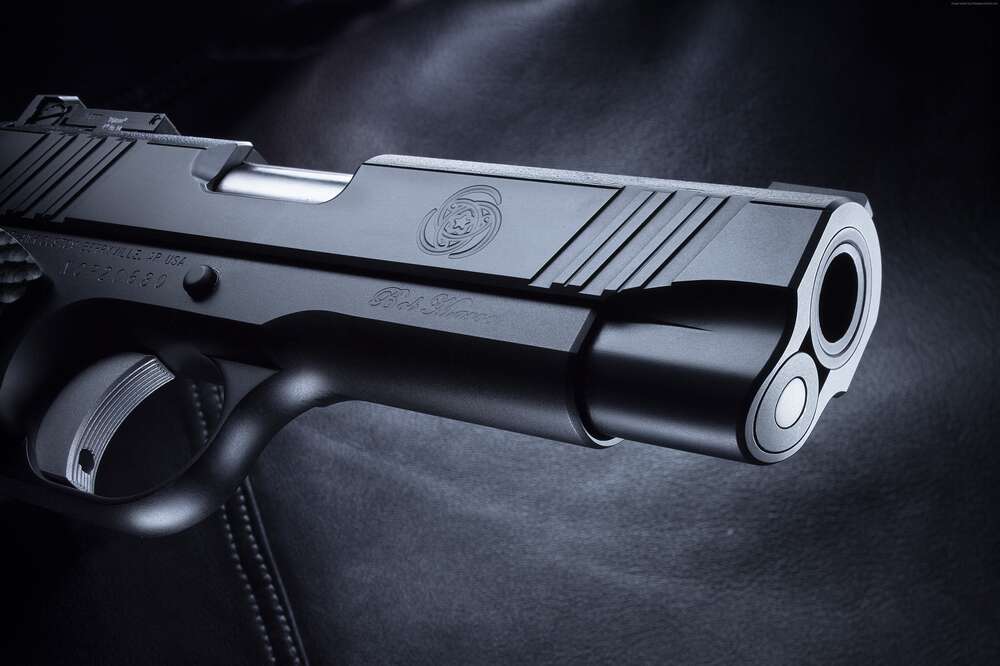 картина-постер Четкость элементов черного пистолета M1911