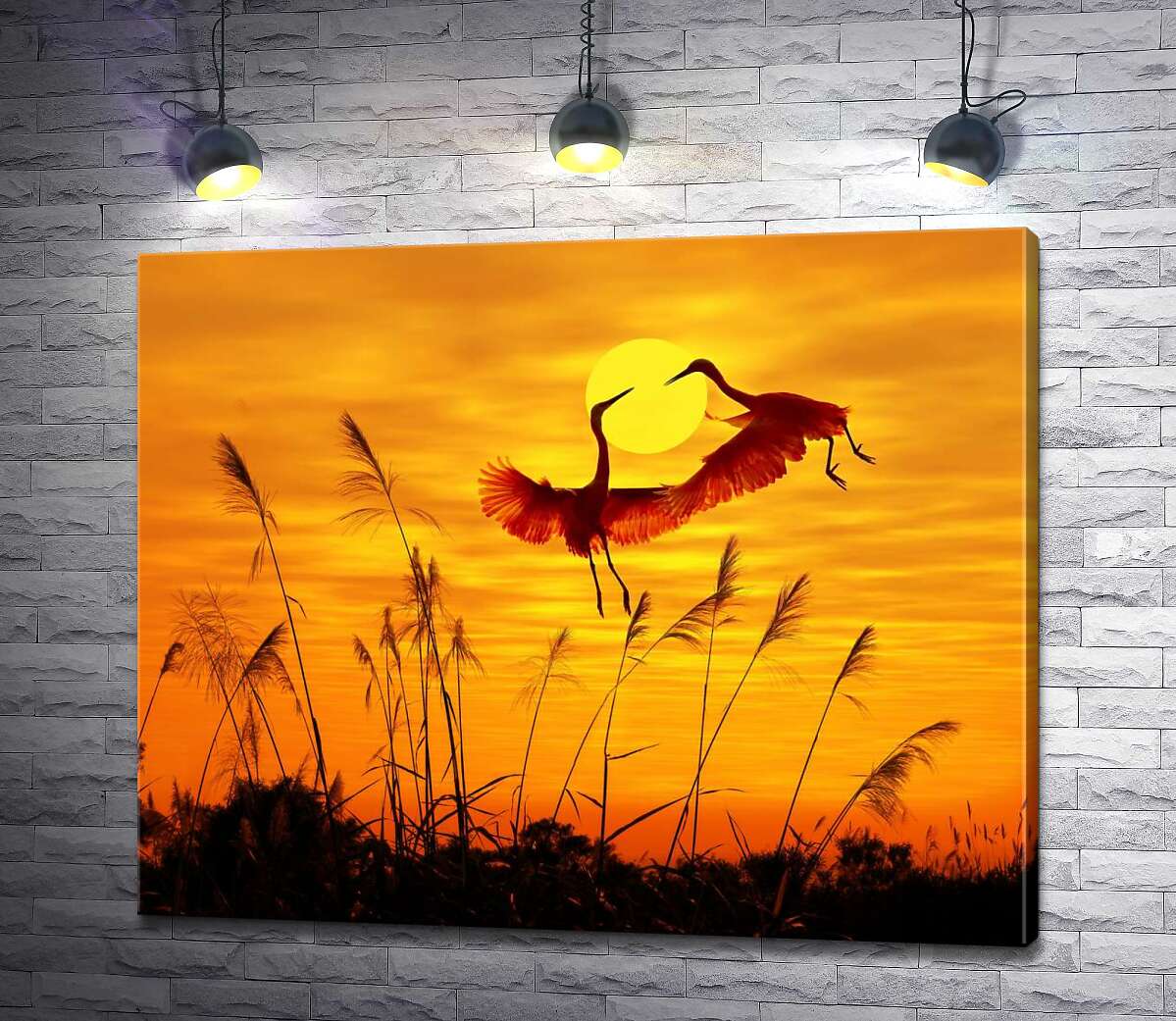 картина Силуэты аистов, летающих в танце над вечерней рекой