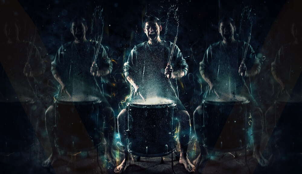 картина-постер Увлеченная игра на барабане в брызгах воды