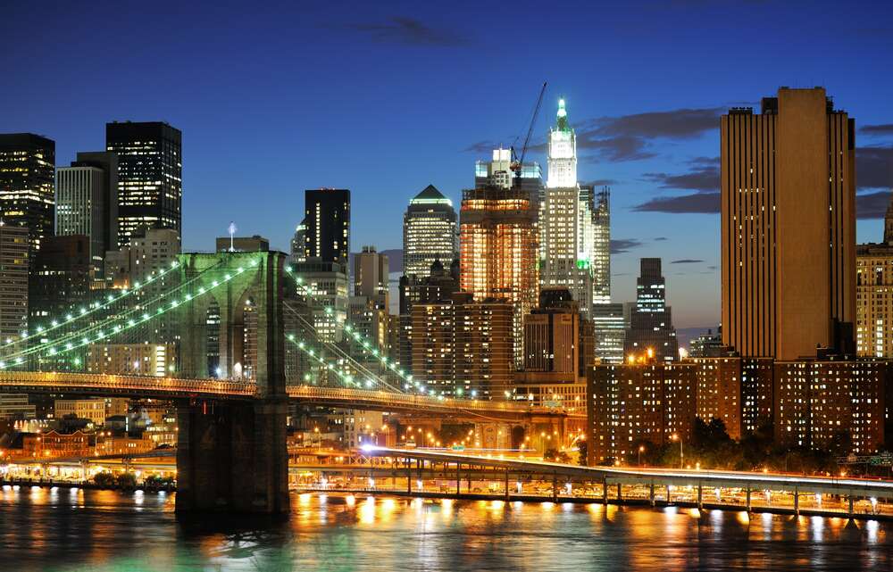 картина-постер Бруклинский мост (Brooklyn Bridge) исчезает между вечерними небоскребами