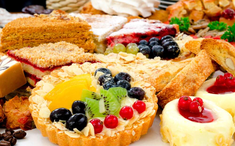 картина-постер Сладкое ассорти из ягодных пирожных и тортов
