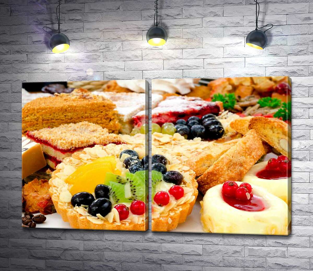 модульная картина Сладкое ассорти из ягодных пирожных и тортов