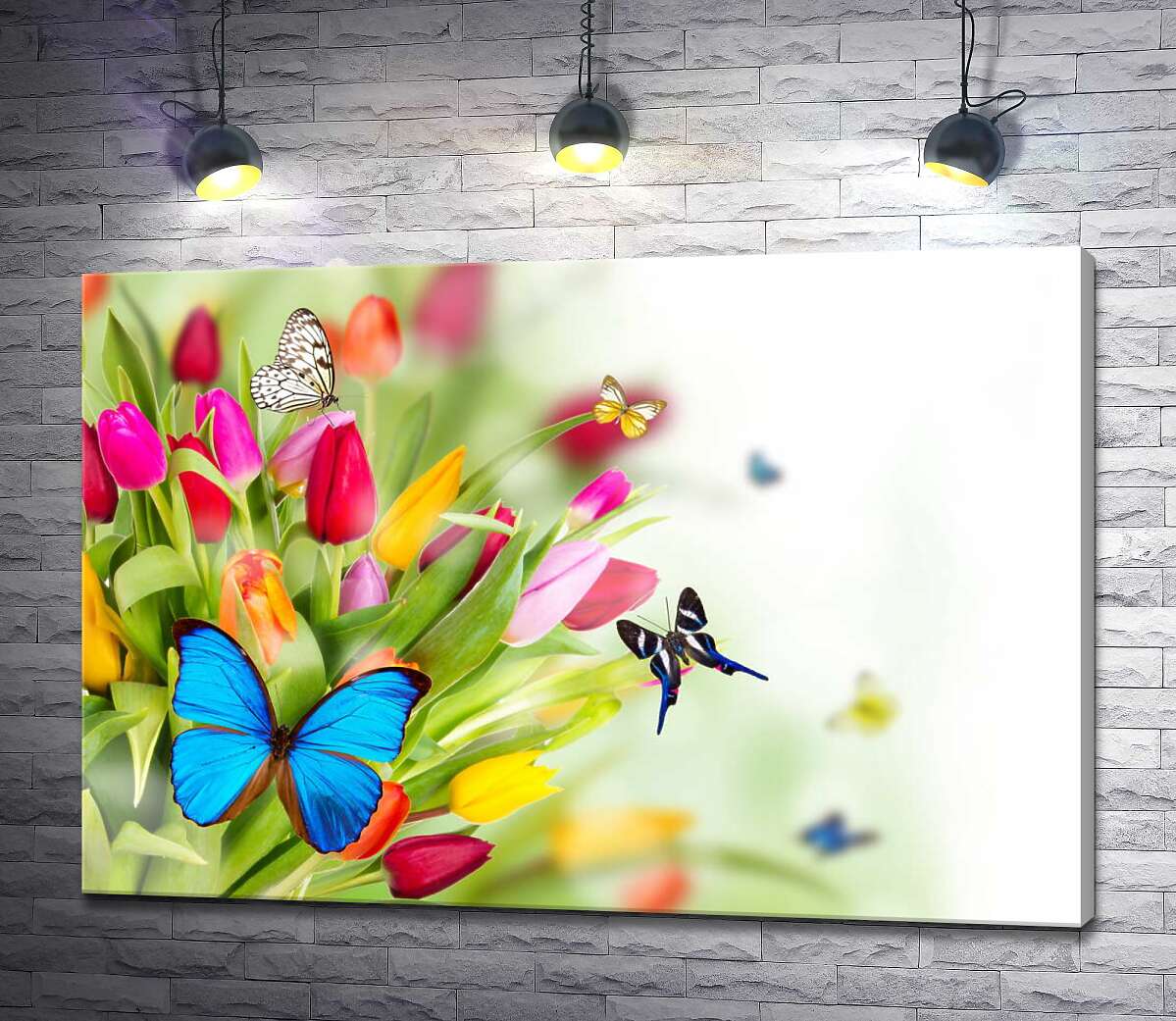 картина Цветные бабочки летают вокруг букета тюльпанов