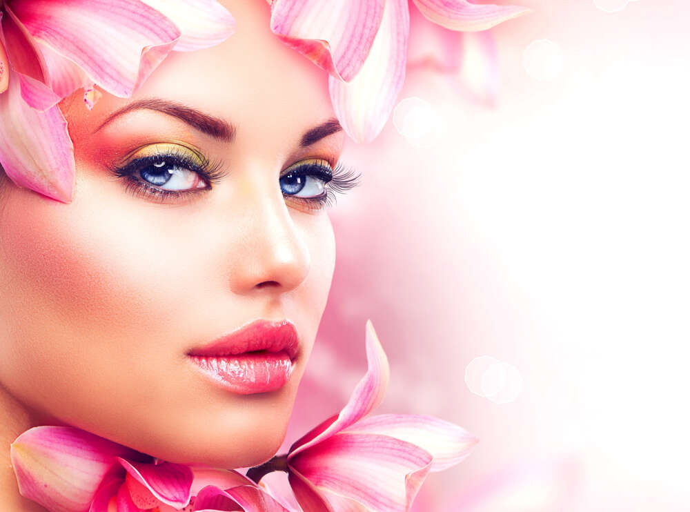 картина-постер Обличчя дівчини прикрашене рожевими квітами магнолії
