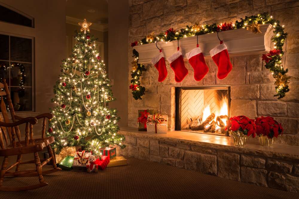 картина-постер Праздничная елка с подарками стоит у теплого камина, украшенного носками