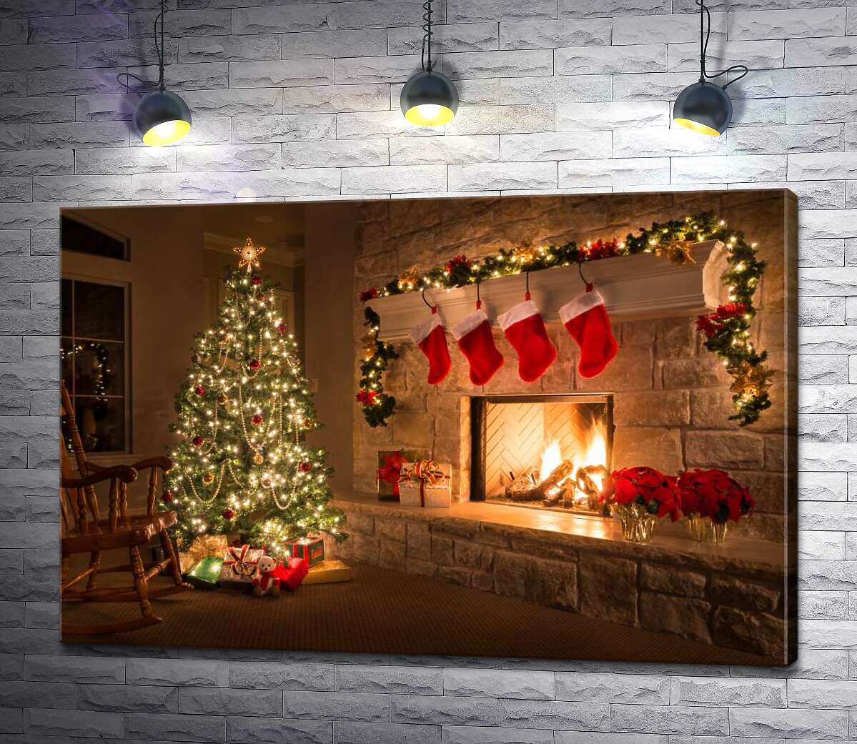 картина Праздничная елка с подарками стоит у теплого камина, украшенного носками