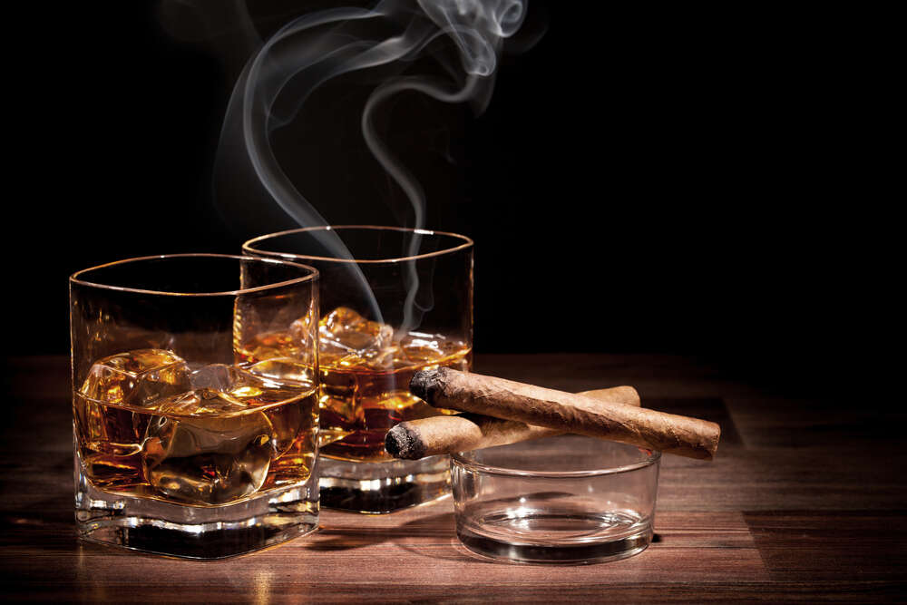 картина-постер Две сигары дымятся возле стаканов с холодным виски