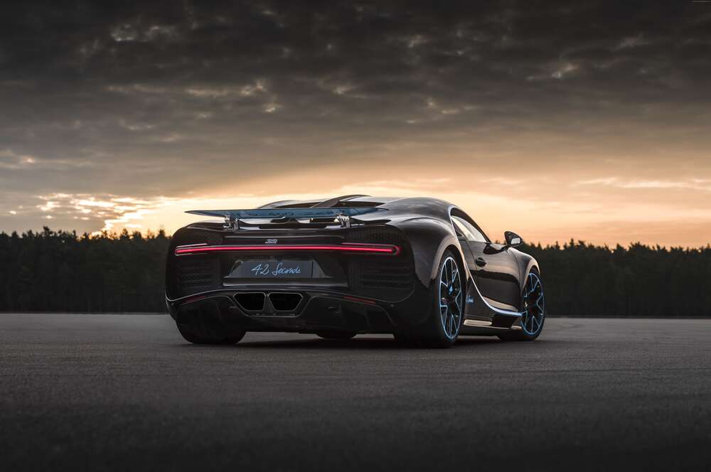 картина-постер Темний силует чорного спортивного автомобіля Bugatti Chiron