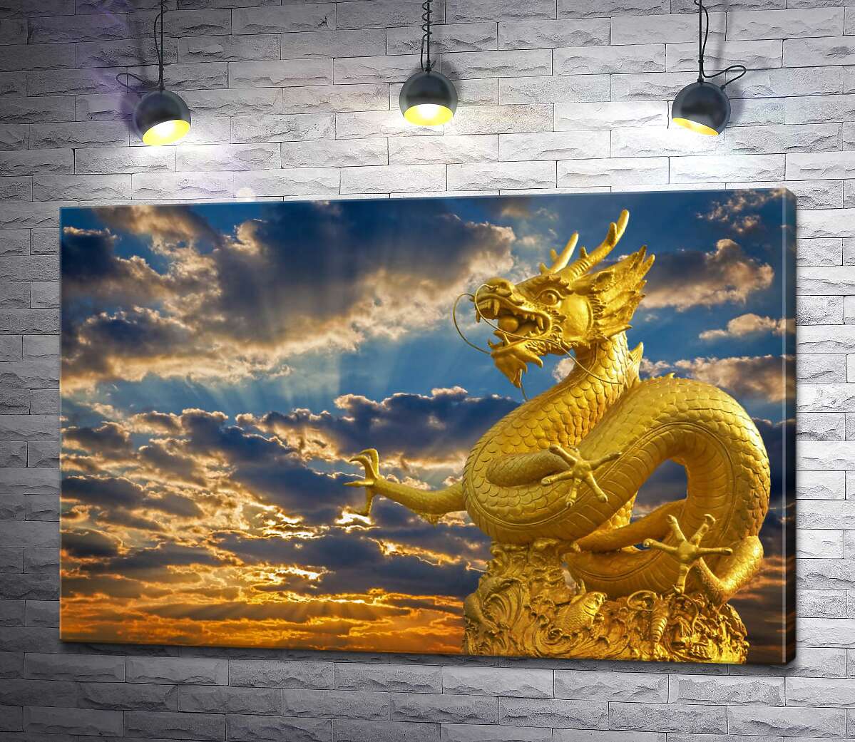 картина Золотая статуя китайского дракона в лучах солнца