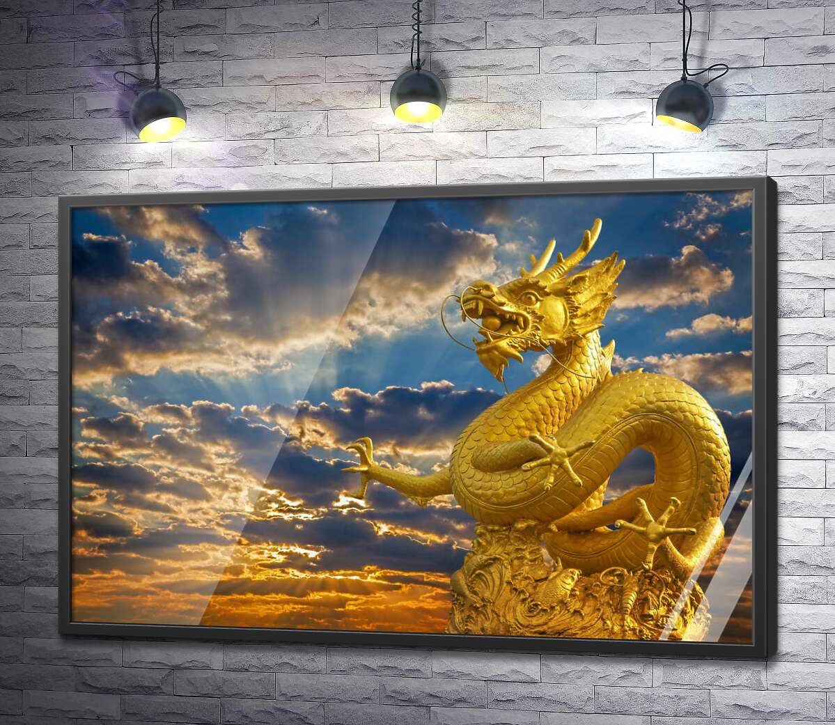 постер Золотая статуя китайского дракона в лучах солнца
